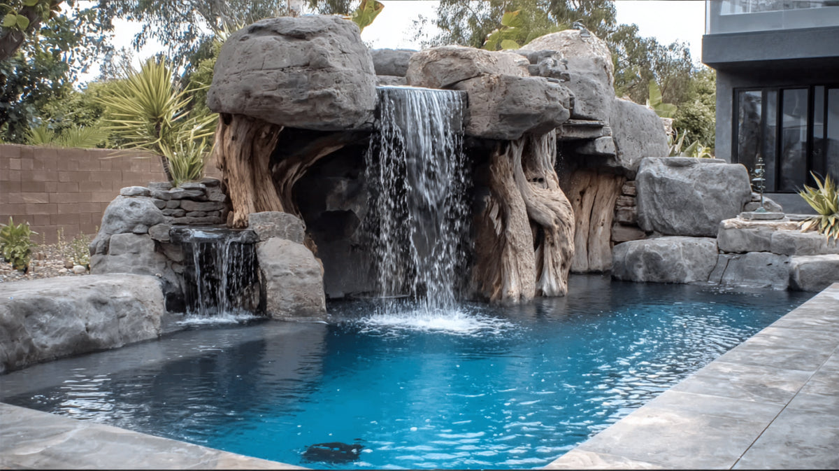 Cascata rocciosa per piscina con legno di deriva