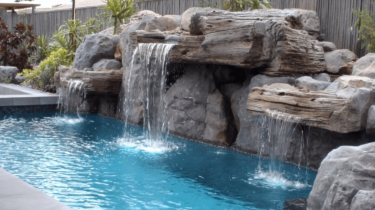 Cascata in roccia per piscina con legno antico
