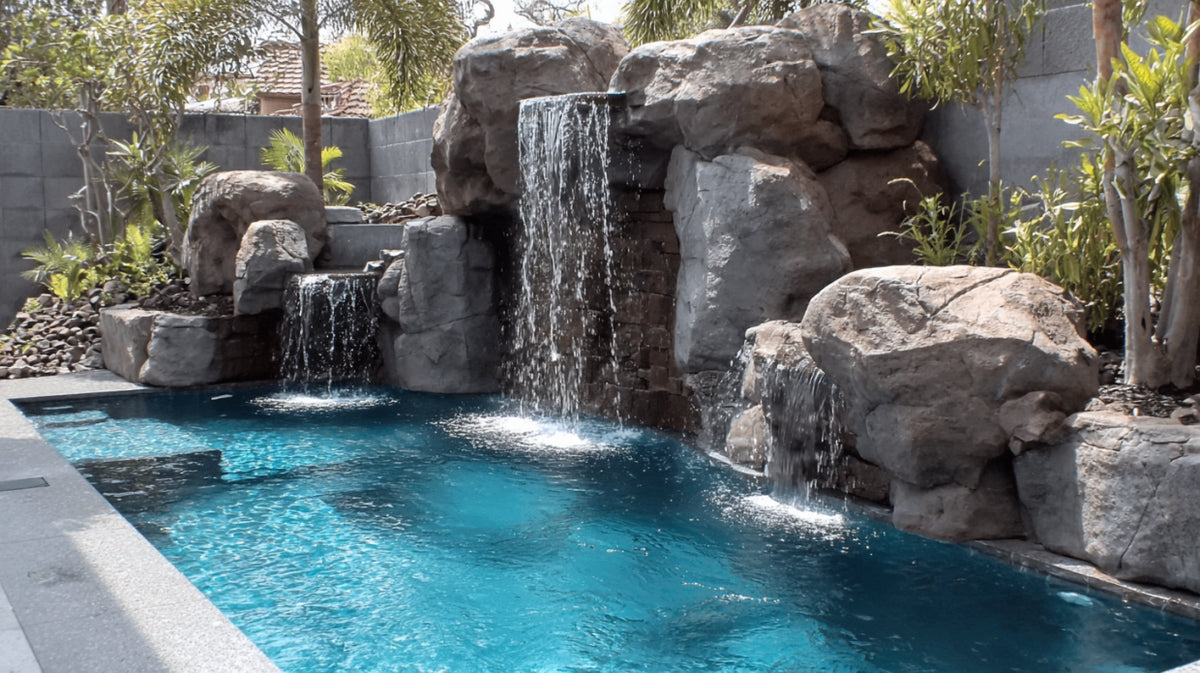 Cascata rocciosa per piscina
