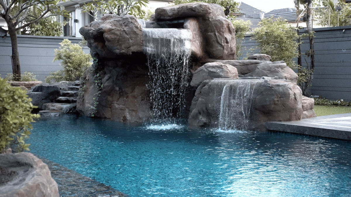 Cascata con vasca in pietra per piscina