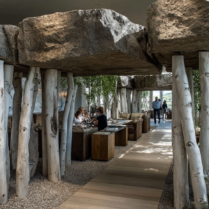 Steine auf Holzstämmen